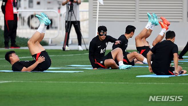 [도하(카타르)=뉴시스] 백동현 기자 = 손흥민을 비롯한 대한민국 축구대표팀 선수들이 30일(현지시간) 오후 카타르 도하 알 에글라 트레이닝센터에서 훈련하고 있다. 2022.11.30. livertrent@newsis.com