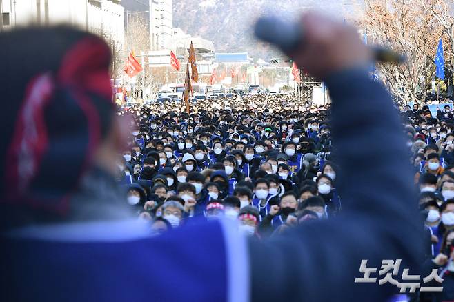 서울교통공사노조 노동자들이 30일 오전 서울시청 인근에서 총파업 출정식을 하고 있다. 서울교통공사 노조의 파업은 1~8호선 기준으로 2016년 9월 이후 6년 만이다. 류영주 기자