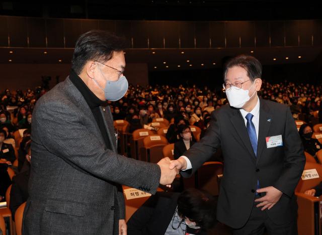 ▲국민의힘 정진석 비상대책위원장과 더불어민주당 이재명 대표가 30일 오후 서울 강남구 코엑스 오디토리움에서 열린 제57회 전국여성대회에서 악수하고 있다. ⓒ연합뉴스