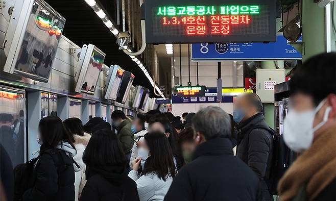 서울 지하철을 운영하는 서울교통공사 노동조합이 파업에 들어간 30일 경기도 수원시 지하철 1호선 수원역 전광판에 관련 안내문이 표시되고 있다. 연합뉴스