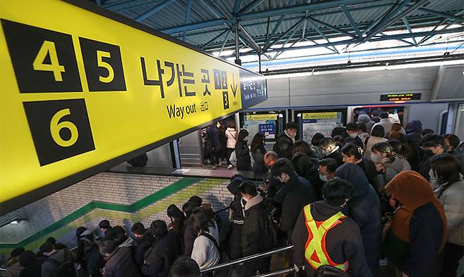 서울 지하철을 운영하는 서울교통공사 노동조합이 파업에 돌입한 30일 서울 지하철 1호선 신도림역 승강장에서 승객들이 이동하고 있다. 연합뉴스