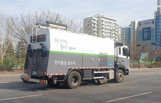 서울 마포구가 미세먼지를 줄이기 위해 운영하는 먼지 흡입 청소 차량이 도로 위에 쌓여 있는 먼지를 빨아들이고 있다.마포구 제공