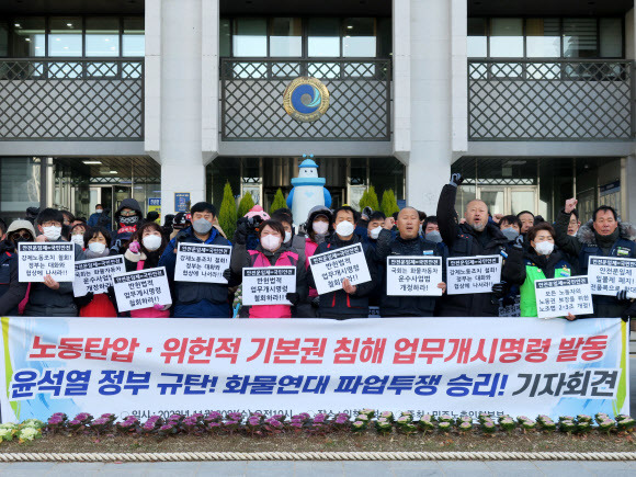 - 30일 오전 인천 남동구 인천시청 앞에서 민주노총인천본부가 화물연대 파업을 지지하며 기자회견을 하고 있다. 2022.11.30. 뉴시스