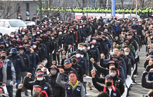 - 정부가 민주노총 공공운수노조 화물연대본부 총파업에 대해 업무개시명령을 발동한 29일 경기 의왕시 내륙컨테이너기지(ICD)에서 화물연대 서울경기지역본부 조합원들이 결의대회를 열고 명령 발동을 규탄하는 구호를 외치고 있다. 2022. 11. 29 홍윤기 기자