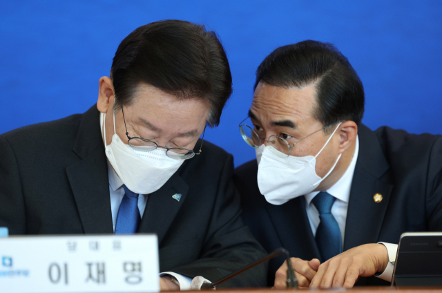 이재명(왼쪽) 더불어민주당 대표와 박홍근 원내대표가 30일 서울 성동구청에서 열린 회의에서 대화하고 있다. 연합뉴스