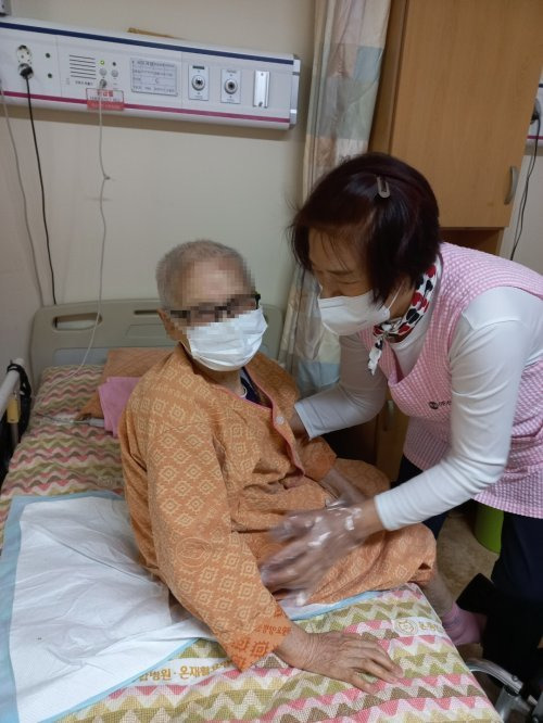부산 온요양병원에서 간병사가 환자를 돌보는 모습. 사진제공｜온종합병원