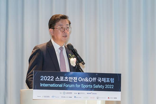 한국 스포츠안전재단 정창수 사무총장이 지난주 ‘2022 스포츠안전 On&Off 국제포럼’에서 재단 업무와 비전을 설명하고 있다. 스포츠안전재단 제공