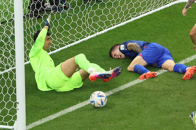 ▲ 미국의 크리스찬 풀리식이 이란 골키퍼 알리레자 베이란반드와 충돌하며 결승골을 넣었다. ⓒ연합뉴스