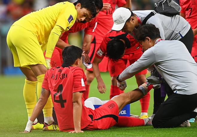 ▲ 김민재가 통증을 호소한 후 치료를 받고 있다. ⓒ연합뉴스/EPA