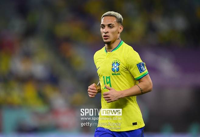 ▲ 브라질 대표팀 공격수 안토니가 경기장 내 에어컨에 관한 불만의 목소리를 냈다.