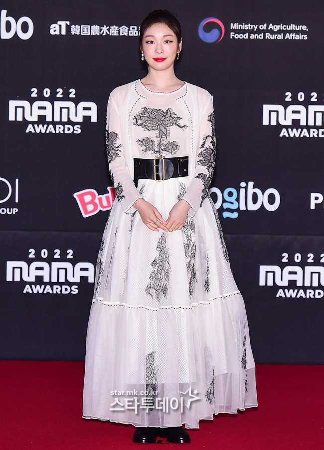 김연아가 포즈를 취하고 있다.