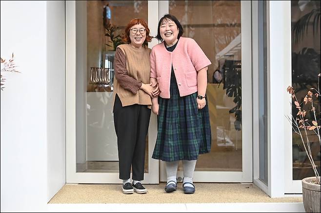 뮤지컬 '알로하, 나의 엄마들' 원작자인 이금이(왼쪽)와 극작가 오미영(오른쪽) [세종문화회관 제공. 재판매 및 DB 금지]