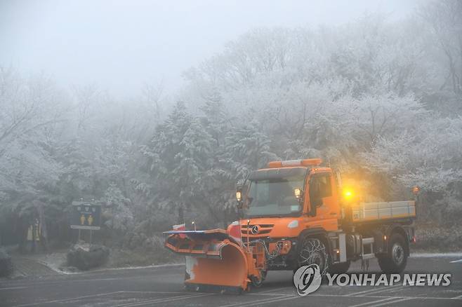 1100고지서 대기하는 제설차량 (제주=연합뉴스) 박지호 기자 = 제주도 산지에 눈이 내린 30일 오전 제주 한라산 1100고지 주차장에서 제설차량이 대기하고 있다. 2022.11.30 jihopark@yna.co.kr