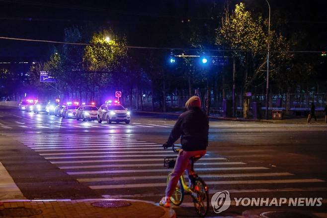 '제로 코로나' 반대시위 예상 지역을 순찰하는 베이징 경찰 (베이징 로이터=연합뉴스) '제로 코로나' 반대시위를 위한 집합장소로 온라인상에서 메시지가 돈 중국 베이징의 한 지역에서 29일(현지시간) 경찰차들이 순찰을 하고 있다.