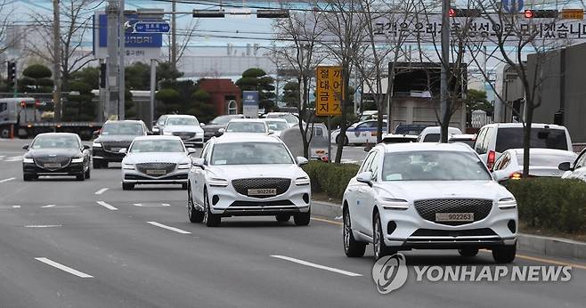 현대차 출고센터서 나오는 완성차들 (울산=연합뉴스) 김용태 기자 = 30일 오후 울산시 북구 현대자동차 울산공장에서 임시번호판을 단 완성차가 빠져나오고 있다. 현대차는 화물연대 파업으로 완성차 탁송차량(카캐리어) 대부분이 운행을 멈추자 직원들이 직접 차를 몰아 옮기는 '로드 탁송'을 하고 있다. 2022.11.30 yongtae@yna.co.kr