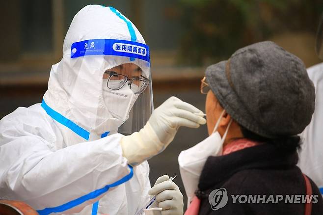 간쑤성 자위관시에서 코로나19 검사하는 주민 [AFP=연합뉴스]