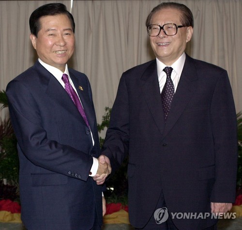 2000년 김대중 전 대통령과 만난 장쩌민 전 주석 [연합뉴스 자료사진]
