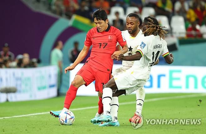 공 다투는 나상호 (알라이얀=연합뉴스) 김도훈 기자 = 28일 오후(현지시간) 카타르 알라이얀의 에듀케이션 시티 스타디움에서 열린 2022 카타르 월드컵 조별리그 H조 2차전 대한민국과 가나의 경기. 한국 나상호가 가나 멘사와 공을 다투고 있다. 2022.11.28 superdoo82@yna.co.kr