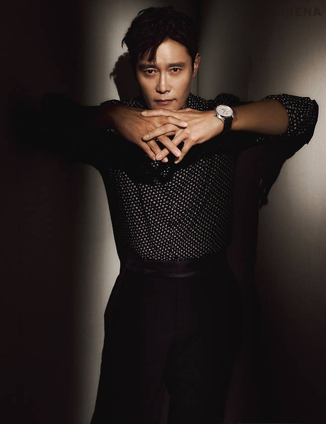 IWC 샤프하우젠의 아이코닉한 컴플리케이션, 퍼페추얼 캘린더를 지름 42. 4mm로 구현한 타임피스. 포르투기저 퍼페추얼 캘린더 42 IWC 제품. 로고 프린트 코튼 셔츠·사이드 배색 울 팬츠 모두 조르지오 아르마니 제품.