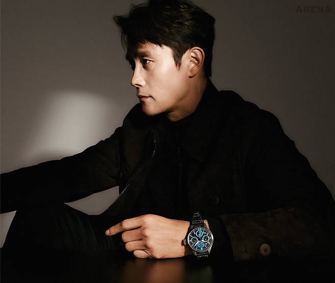 아이코닉한 빅 파일럿 워치 디자인과 독보적인 퍼페추얼 캘린더 컴플리케이션이 결합되었으며, 모든 디스플레이 요소를 하나의 크라운으로 간편하게 조정할 수 있는 혁신적인 타임피스. 빅 파일럿 워치 퍼페추얼 캘린더 IWC 제품. 플랩 포켓 스웨이드 트러커 재킷·울 혼방 하프넥 니트 모두 조르지오 아르마니 제품.