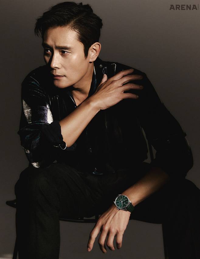 IWC 샤프하우젠의 아이코닉한 컴플리케이션, 퍼페추얼 캘린더를 지름 42.4mm로 구현한 타임피스. 포르투기저 퍼페추얼 캘린더 42 IWC 제품. 실크 혼방 벨벳 셔츠·울 혼방 그레이 팬츠 모두 조르지오 아르마니 제품.