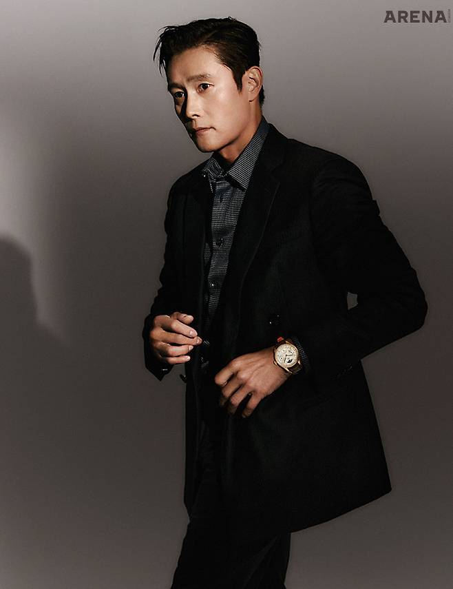 IWC의 아이코닉한 퍼페추얼 캘린더 워치. 모든 디스플레이 요소를 하나의 크라운으로 간편하게 조정할 수 있는 독보적인 기술력의 타임피스. 포르투기저 퍼페추얼 캘린더 IWC 제품. 패턴드 코튼 셔츠·톤온톤 스트라이프 울 더블 수트 모두 조르지오 아르마니 제품.