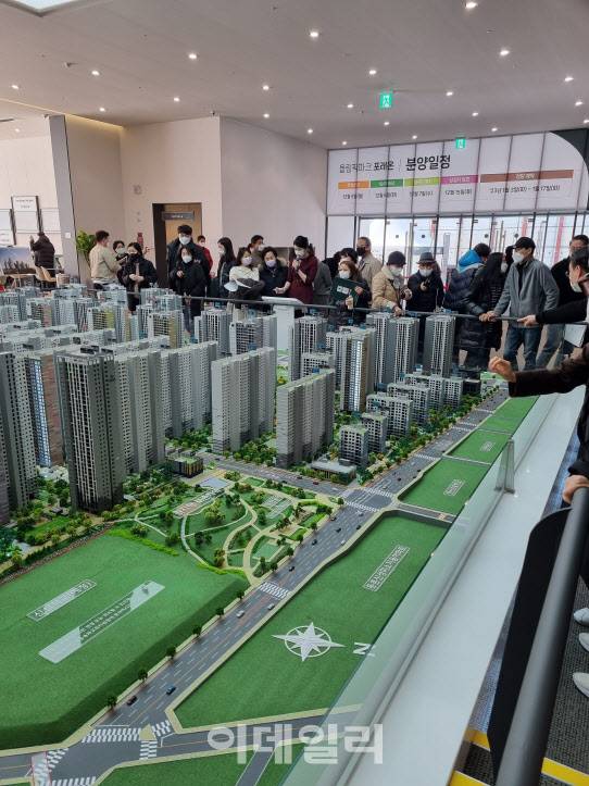 [사진=이데일리 하지나 기자] 1일 서울 강동구 둔촌동 일원에 문을 연 둔촌주공아파트(올림픽파크포레온) 모델하우스에서  방문객들이 아파트 단지 모형 앞에서 설명을 듣고 있다