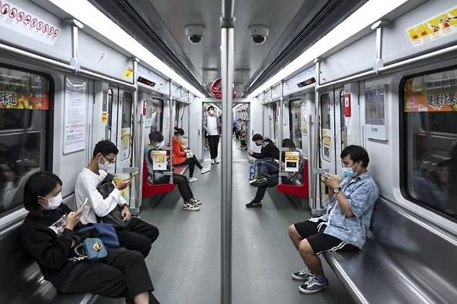 지난달 30일 전면 봉쇄 해제로 운행이 재개된 광둥성 광저우시 지하철.(사진=AFP)