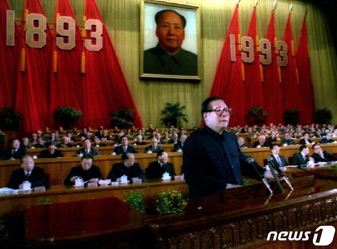 중국 공산당원들 앞에서 장쩌민 전 국가주석이 마오쩌둥에게 경의를 표하며 연설하고 있다. 1993.12.26 ⓒ 로이터=뉴스1 ⓒ News1 권진영 기자