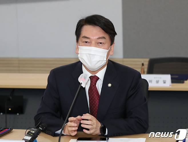 안철수 국민의힘 국회의원이 26일 오전 경기 수원시 영통구 경기도청 상황실에서 열린 '고기교 주변 교통개선을 위한 관계기관 협약식'에서 인사말을 하고 있다. 2022.9.26/뉴스1 ⓒ News1 김영운 기자