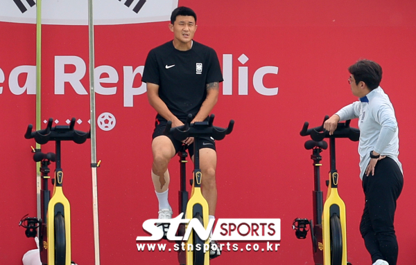 대한민국 축구대표팀 김민재가 27일(현지시간) 오후 카타르 도하 알 에글라 트레이닝센터에서 훈련을 하고 있다. 사진｜뉴시스