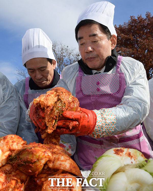 1일 오전 서울 여의도 국회 헌정회 앞 생생텃밭에서 열린 '국회 생생텃밭 김장나눔 행사'에서 김진표 국회의장(오른쪽)이 김치를 담그고 있다. 왼쪽은 국회 생생텃밭 회장을 맡고 있는 우상호 더불어민주당 의원. /국회=남윤호 기자