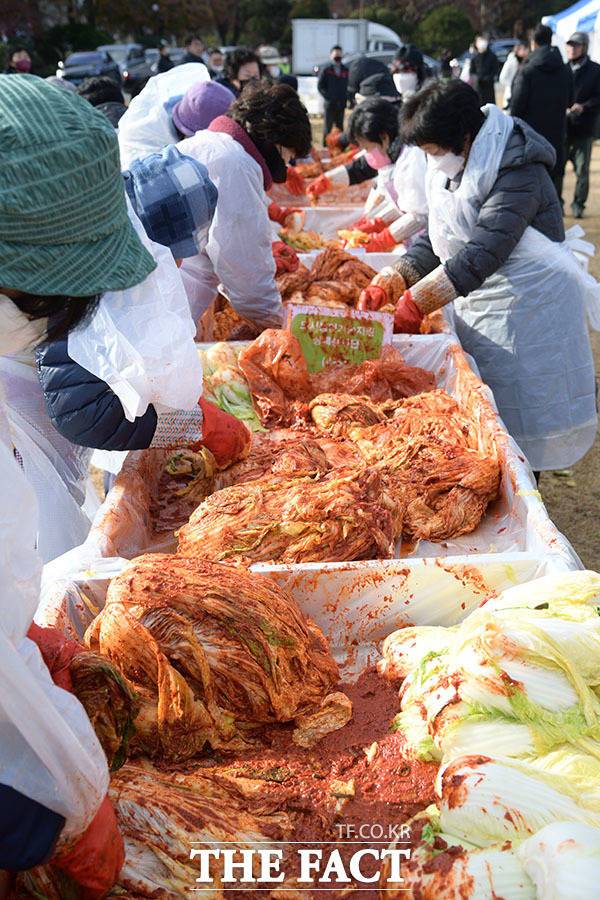 행사 참석자들이 김치를 담그고 있다. 이날 완성된 김치는 수해민과 소외계층, 군 장병들에게 전달될 예정이다.
