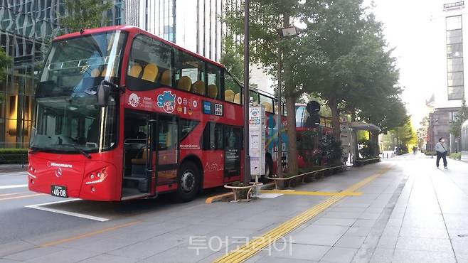 마루노우치 미츠비시 빌딩 버스정류장에 정차한 스카이호프 버스