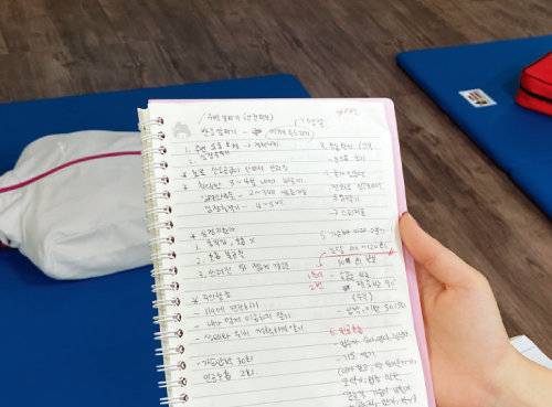 이루아 씨의 필기 노트. 사진 이경은.