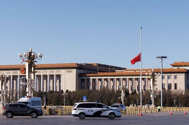 장쩌민 전 중국 국가주석 사망에 조기 게양된 톈안먼 광장 [이미지출처=연합뉴스]