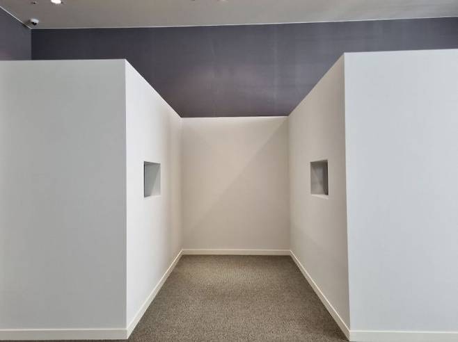 견본주택 한 켠에는 '주방뷰' 논란이 있었던 주택형 84㎡E의 주방 구조를 실제 크기로 구현해 놓기도 했다. 마주보는 주방간 간격은 1.8m다./사진=황서율 기자chestnut@