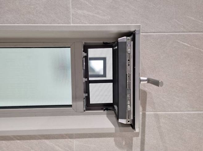 '주방뷰'라고 불리는 84㎡E의 주방 창문의 3분의 2정도는 불투명 창으로, 나머지 부분은 개폐형 창문으로 구성돼 있다/사진=황서율 기자chestnut@