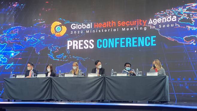 글로벌보건안보구상(GHSA) 장관 회의를 마치고 열린 합동 브리핑에 GHSA 관계자 5명이 참가했다. 왼쪽부터 박민수 보건복지부 2차관, 백경란 질병관리청장, 산드라 티라도 아르헨티나 보건부 차관, 타레스 크라싸네라위옹 태국 보건부 질병통제국장, 제인 루스 아셍 우간다 보건부 장관, 안드레아 팜 미국보건부 차관. /이병철 기자
