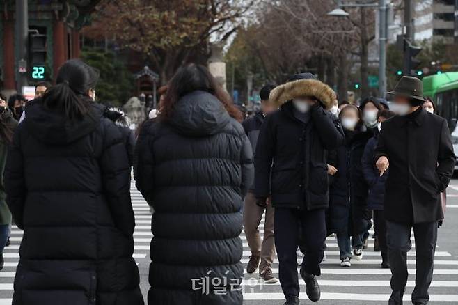한파가 몰아친 1일 서울 종로구 광화문광장에서 시민들이 두꺼운 외투를 입고 이동하고 있다. ⓒ데일리안 김민호 기자