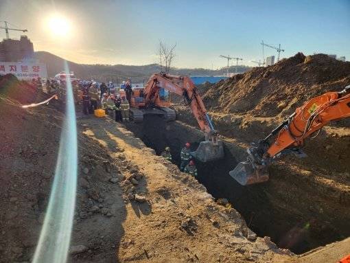 30일 오후 2시 40분경 경기 화성시 비봉면 구포리의 한 문화재 발굴 현장에서 토사가 무너지며 작업자 2명이 매몰돼 소방당국이 구조작업을 진행하고 있다. 경기도소방재난본부