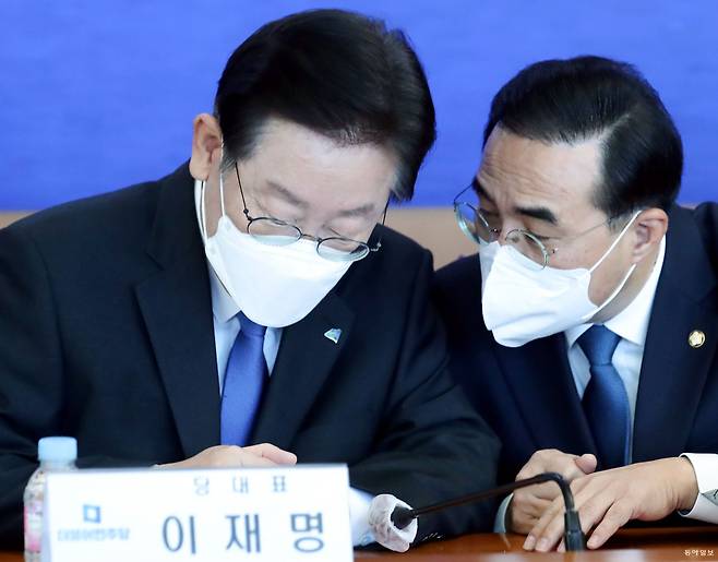 지난 달 30일 서울 성동구청에서 열린 더불어민주당 현장최고위원회에서 박홍근 원내대표와 대화하고 있는 이재명 대표. 원대연 기자 yeon72@donga.com