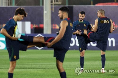 2022 카타르 월드컵 조별리그 3차전 상대인 포르투갈 축구 대표팀의 브루누 페르난드스(오른쪽 두번째)가 30일 오후(한국시간) 카타르 도하 외곽의 알샤하니야 훈련장에서 페프(오른쪽) 등 동료들과 훈련하고 있다.   도하=연합뉴스