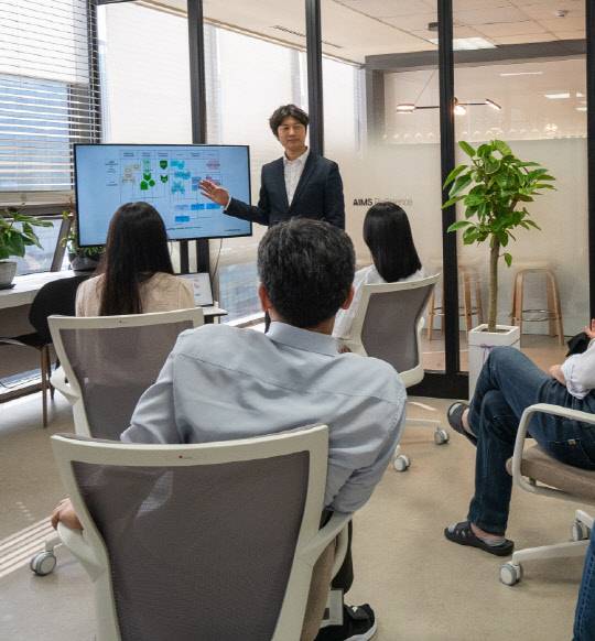 애임스바이오사이언스 임직원들이 회의를 하고 있다. 애임스바이오사이언스 제공.