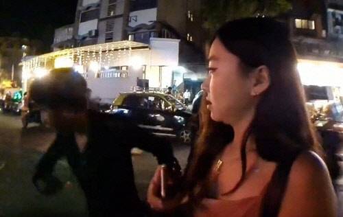30일(현지시간) 인도 뭄바이에서 한 현지인 남성이 한국인 여성 스트리머의 팔을 잡고 끌고가고 있다.  [Mhyochi 트위터 캡처]