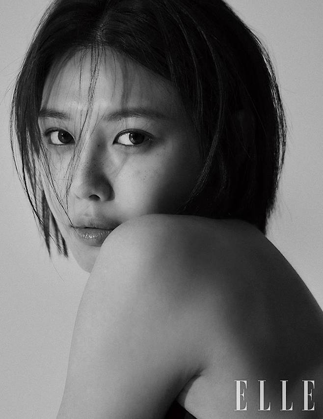 드레스는 Bottega Veneta.