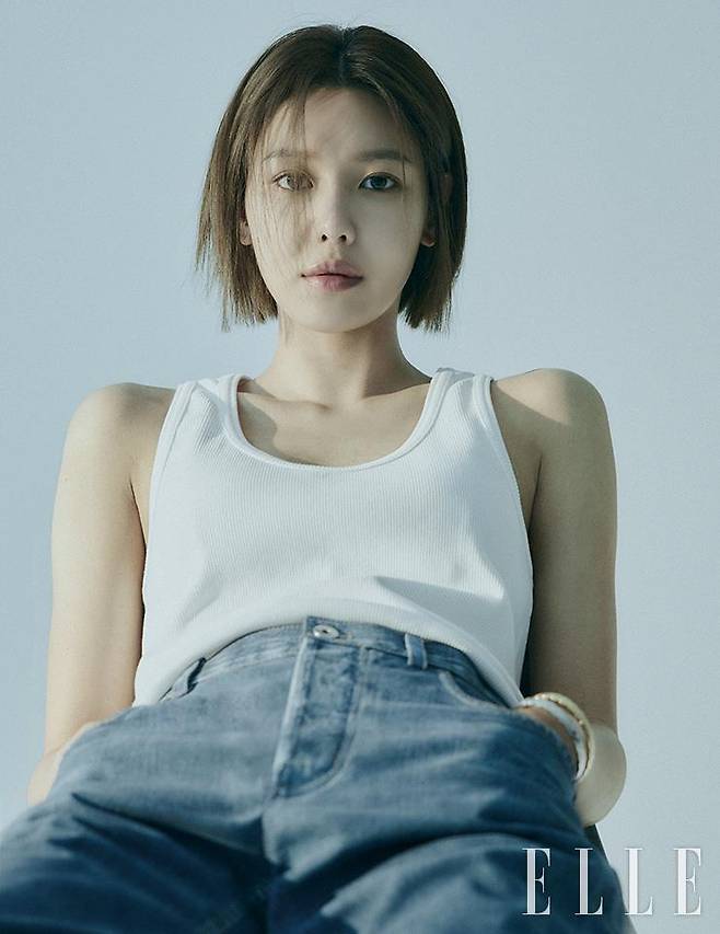 슬리브리스 톱과 팬츠는 모두 Bottega Veneta. 브레이슬렛은 Chanel Fine Jewelry.