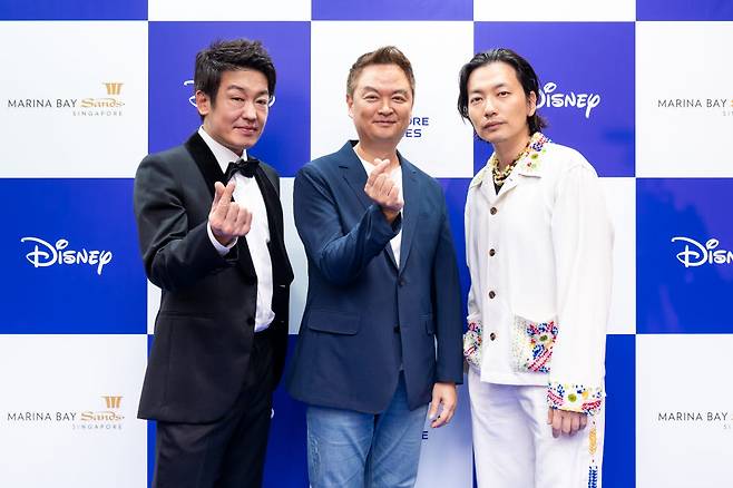 싱가포르 마리나베이샌즈 컨벤션센터에서 열린 디즈니 콘텐츠 쇼케이스 블루카펫 행사에서 디즈니+ 오리지널 카지노를 연출한 강윤성 감독(가운데)과 허성태(왼쪽)·이동휘 배우가 사진촬영을 하고 있다.