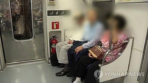 지하철 적자가 이어지면서 무임승차 논란이 다시 거세지고 있다. /연합자료사진