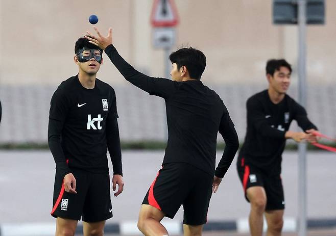 대한민국 축구대표팀 손흥민과 이강인이 30일 오후(현지시간) 카타르 도하 알에글라 트레이닝센터에서 훈련을 하고 있다. 뉴스1